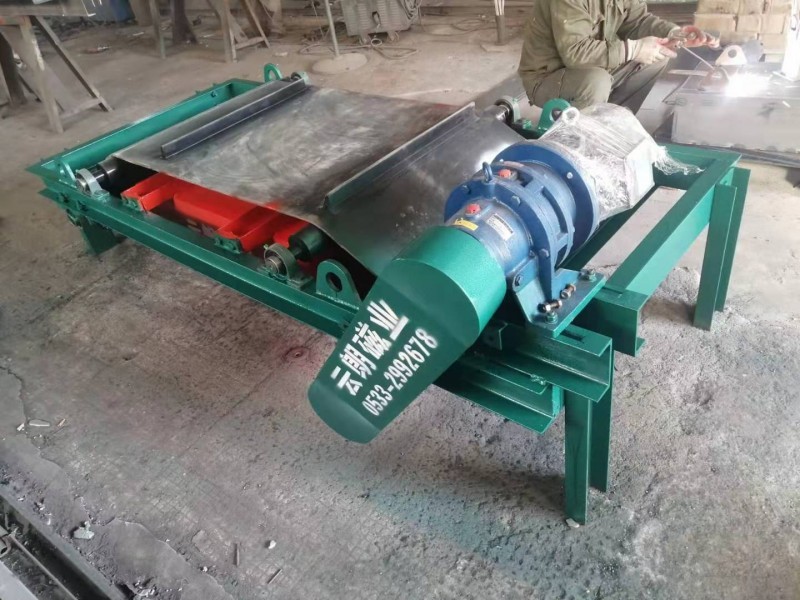 　　在使用草莓AV软件在线免费除铁器期间维护设备尤为重要，在夏季潮湿的空气增加了设备需要定期进行适当的维护，以确保设备的正常运行，让草莓黄色网站在线观看介绍一下其夏季维护方法有哪些？ 　　1、定期检查草莓AV软件在线免费除铁器电源电路，以防止电动机因短路而损坏，检查电动机风扇是否磨损，添加减速器的润滑油，并进行滚动轴承的所有检查。如果发现损坏请及时更换，注意皮带的磨损。 　　2、在工作过程中轴承油温度可能由于设备连续运行或其他原因而升高，然后，您需要立即停止工作，找到直接原因，并进行维护。 　　3、轴承对于草莓AV软件在线免费除铁器非常重要，应特别注意轴承的保养，定期润滑可以延长轴承的使用寿命。 　　4、对于电磁除铁器的夏季维护尤为重要，为确保防雨和防潮，请检查设备中是否有水分？一旦找到，请联系制造商进行维护。 　　5、在移动和使用草莓AV软件在线免费除铁器时，应保护工作表面免受严重冲击和振动。安装在室外装置中须配备防雨设施，以检查从除铁器到控制柜的线路。 　　总而言之草莓AV软件在线免费除铁器的维护很重要，定期维护对延长其寿命有很好的作用。该设备可安装于生产线上能与物料接触的任意位置，节约空间，安装方便。 小编：Zyqun